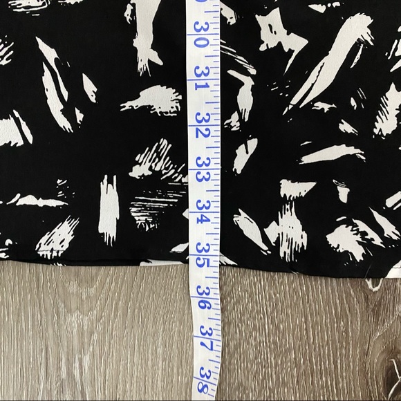 Lark & Ro Black & White Shortsleeved Shift Dress - Picture 13 of 14